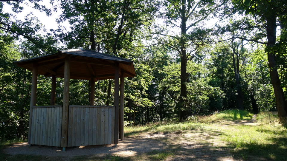 Schutzhütte am Thüringer Blick im Bergwanderpark (Foto: Verena Kramer)